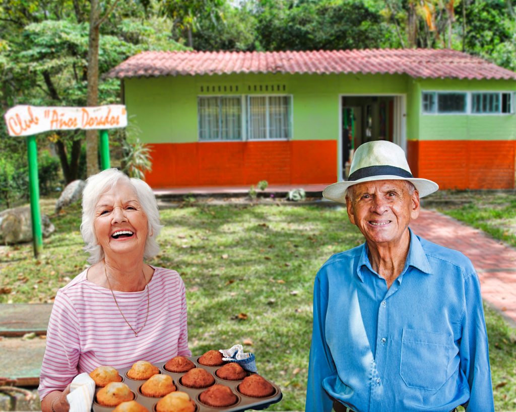 Mujer de la tercera edad sonriendo con bandeja de panes horneados y al lado hombre de la tercera edad contento