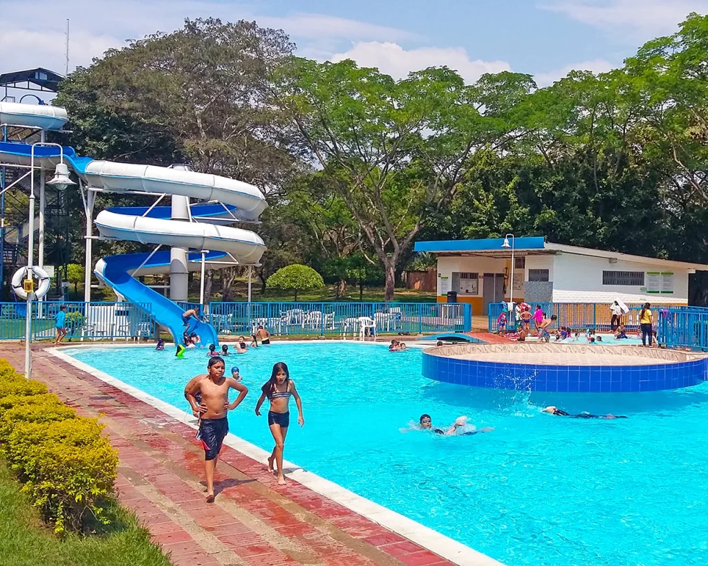 Niños divirtiéndose en piscina de centro recreacional El Gran Chaparral