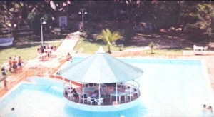 Kiosco en medio de piscina centro recreacional Gran Chaparral