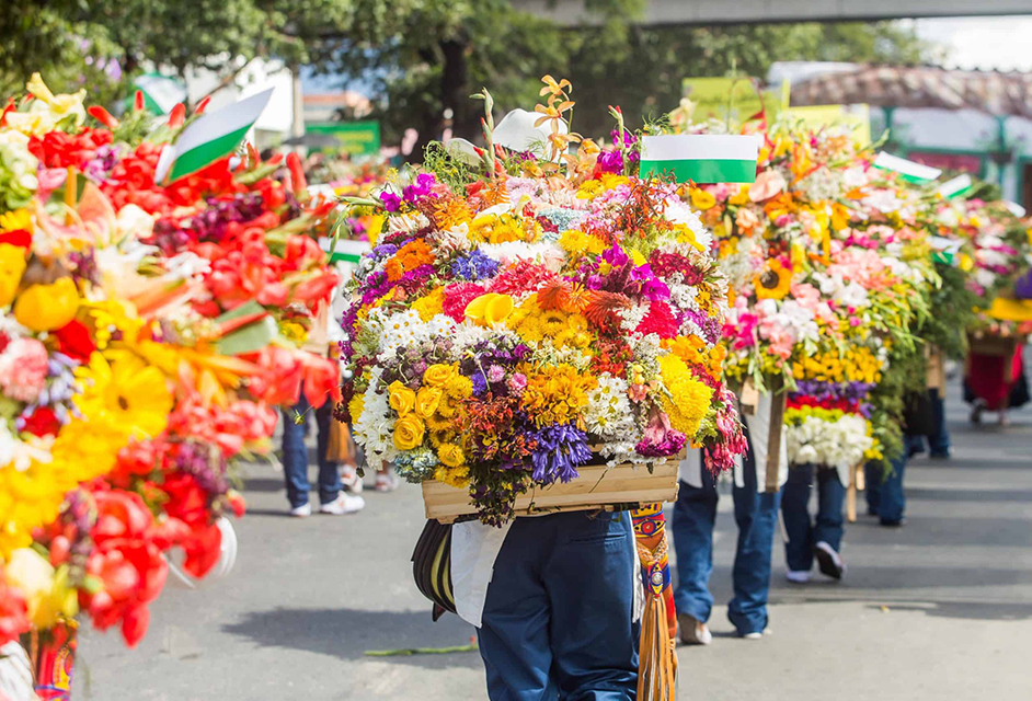 Silleteros en desfile de la feria de las flores en Medellín