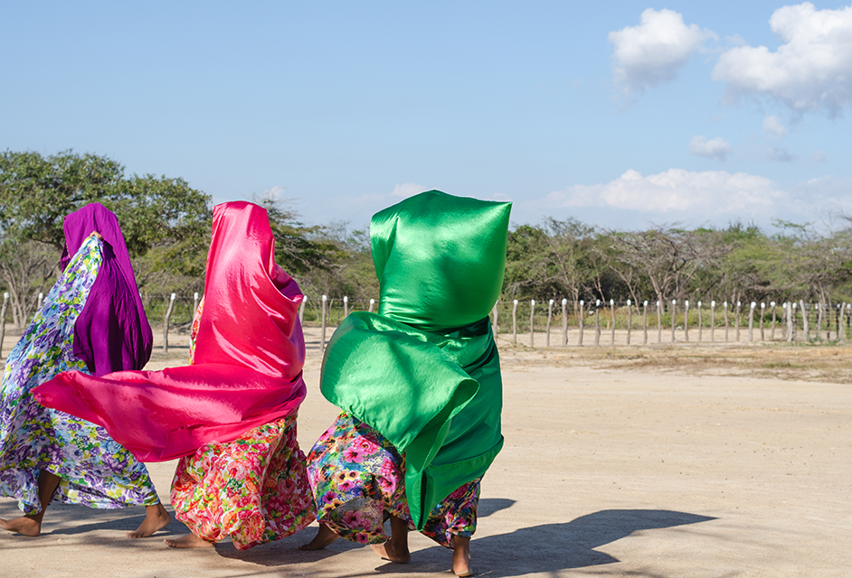 Mujeres pertenecientes a la cultura wauu bailando su baile típico