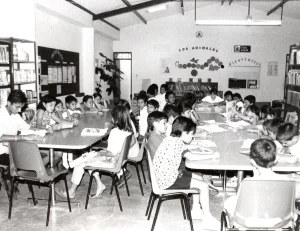 Fotografía clásica de niños estudiando en sala infantil de Comfenalco Tolima