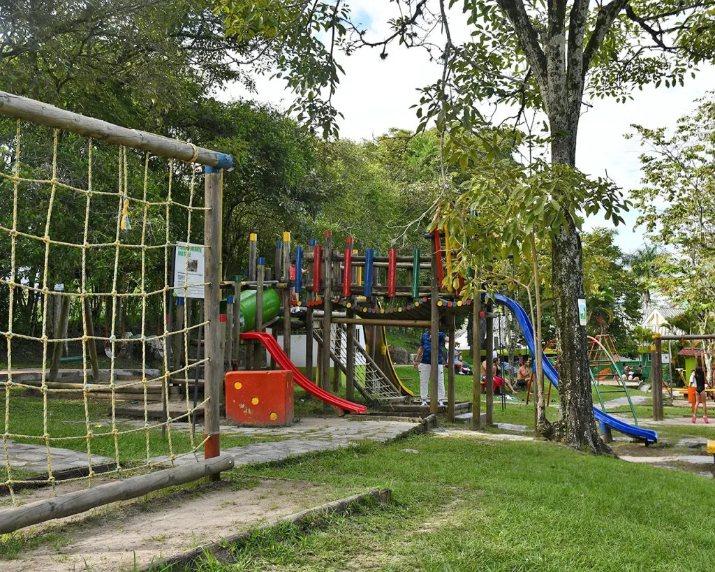 Parque recreativo familiar en centro recreacional de Comfenalco Tolima
