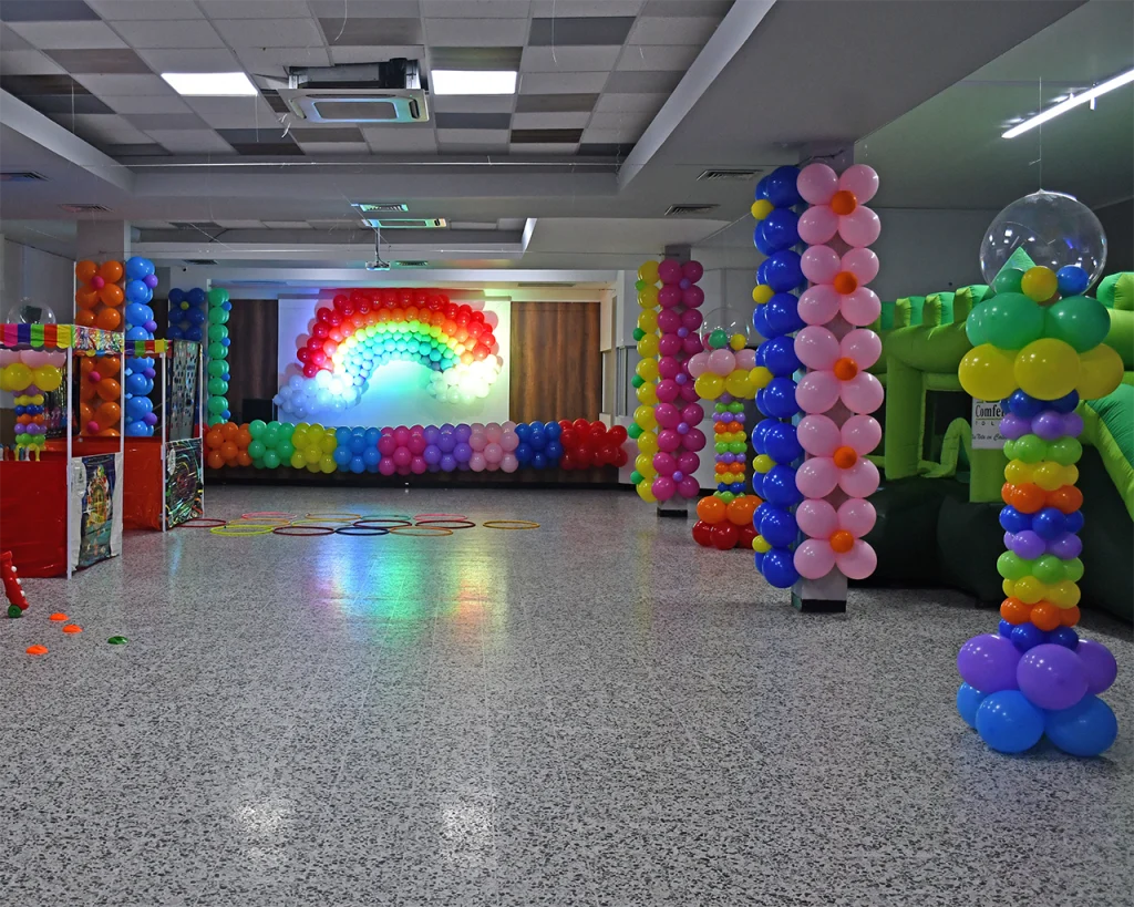 Gran salón decorado con globos de colores