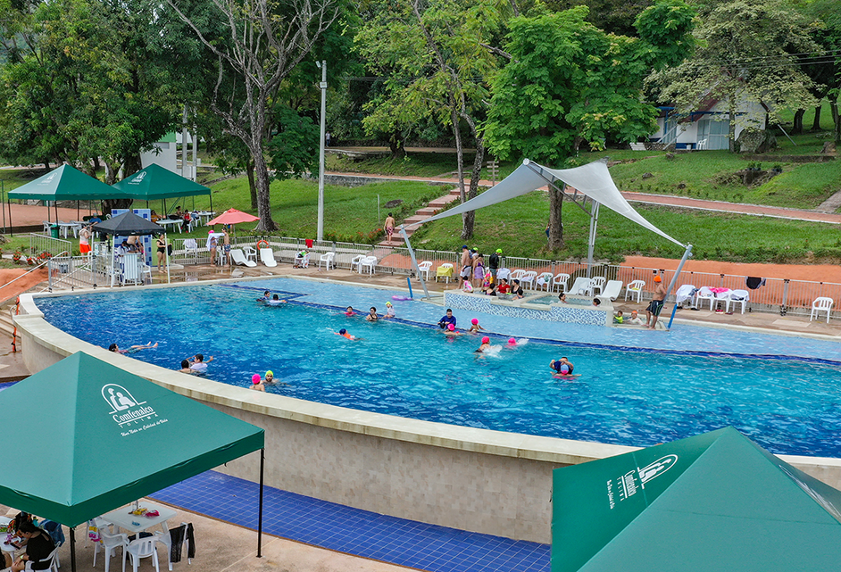 Personas en piscina del centro vacacional Tomogó