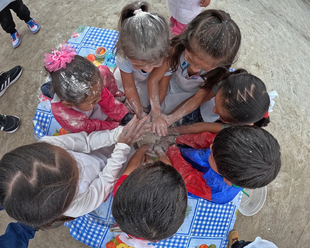 Grupo de niños divirtiéndose mientras juegan y juntan sus manos