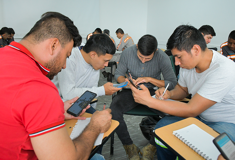Grupo de hombres estudiando en salón de clases