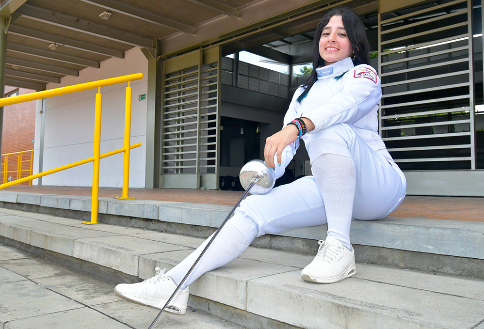 Joven estudiante y deportista practicante de esgrima