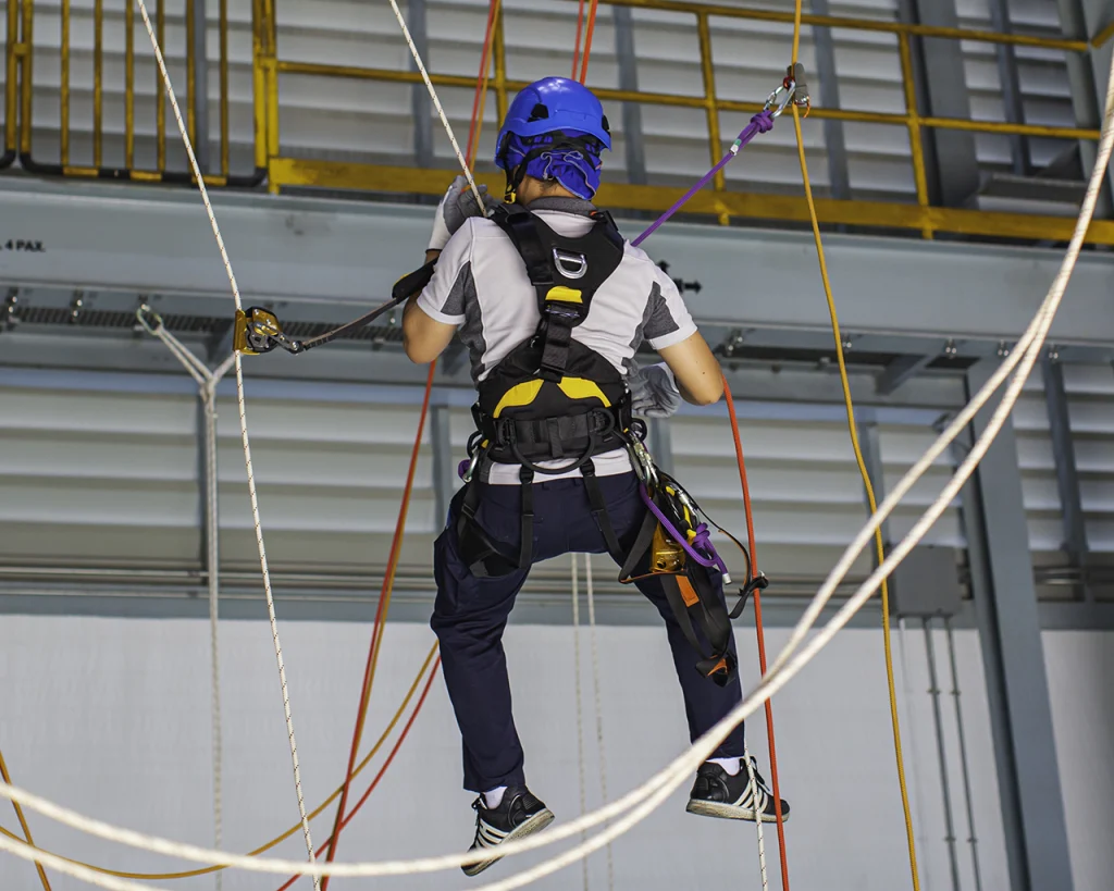Acceso mediante cuerda en centro de entrenamiento en alturas