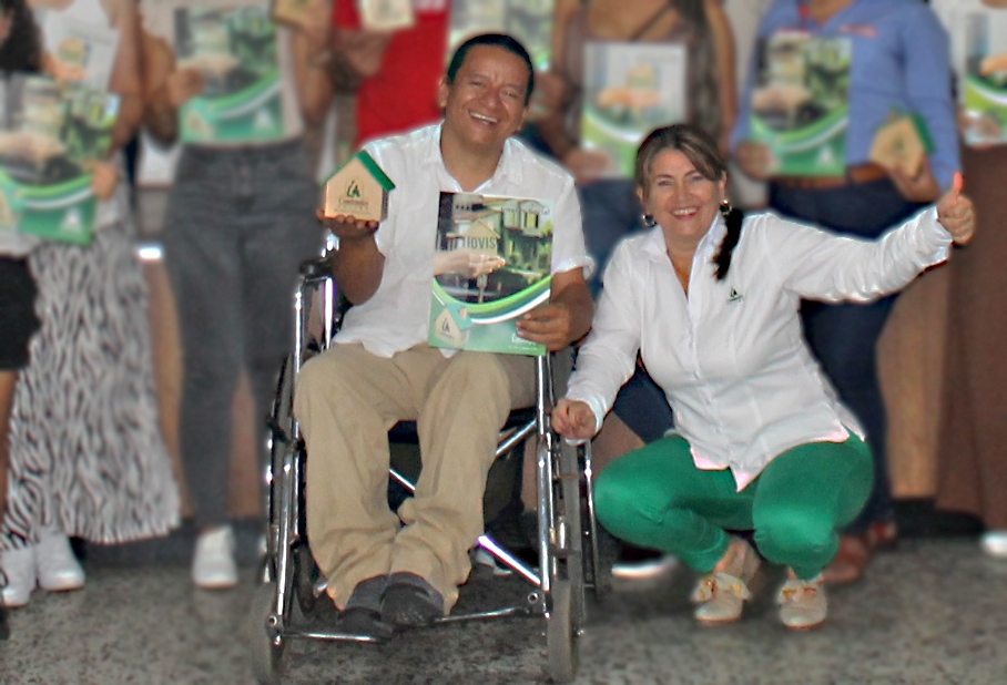 Hombre en silla de ruedas feliz por ser beneficiario del subsidio de vivienda