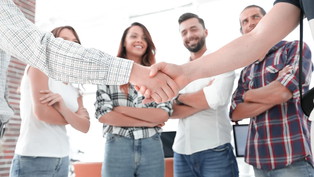 Grupo de jóvenes haciendo taller de clima laboral