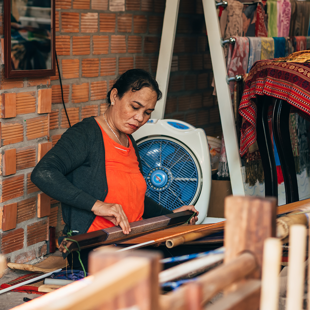 Una mujer tejedora trabajando en su taller