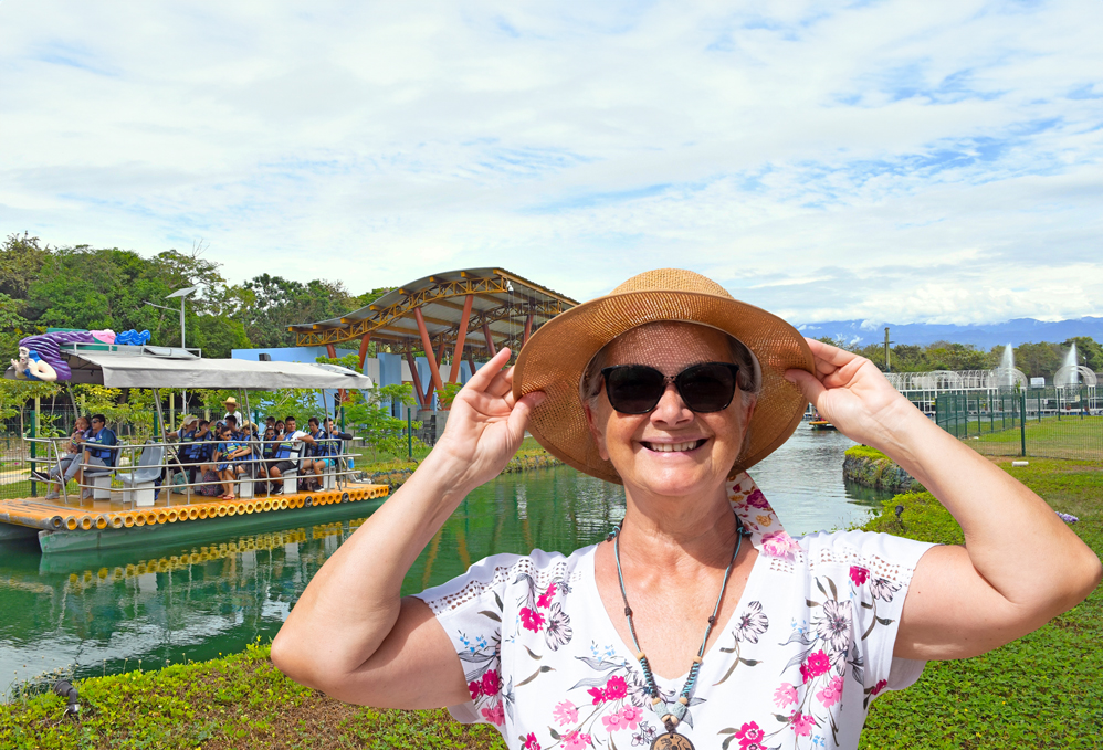 Mujer de la tercera edad con sombrero de vacaciones en el parque Caiké