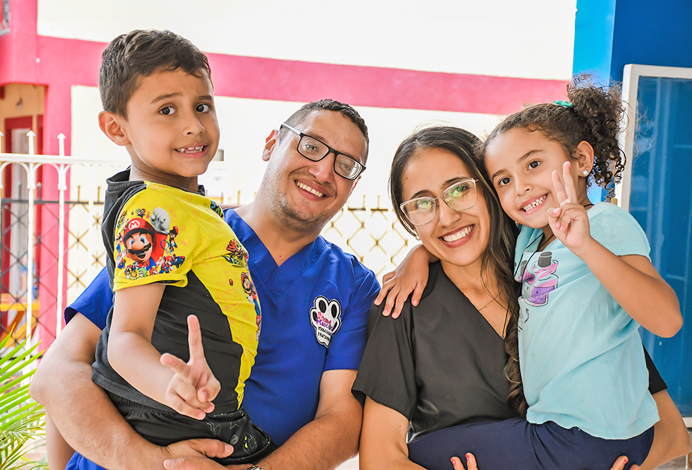 Familia viajera sonriendo