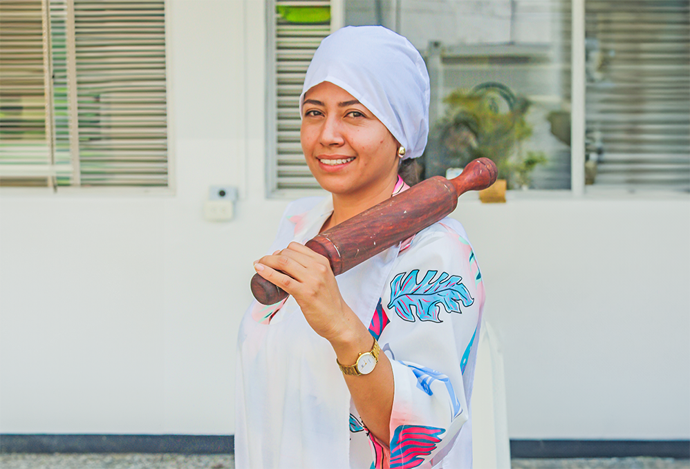 Mujer con rodillo de panadería