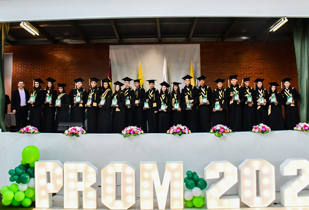 Grupo de estudiantes graduandos 2024