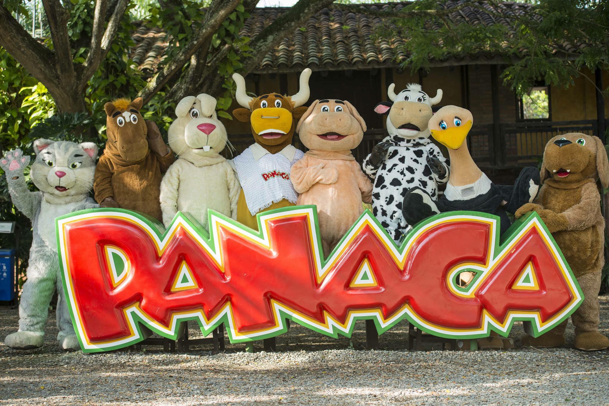 Mascotas de Panaca frente a su logo